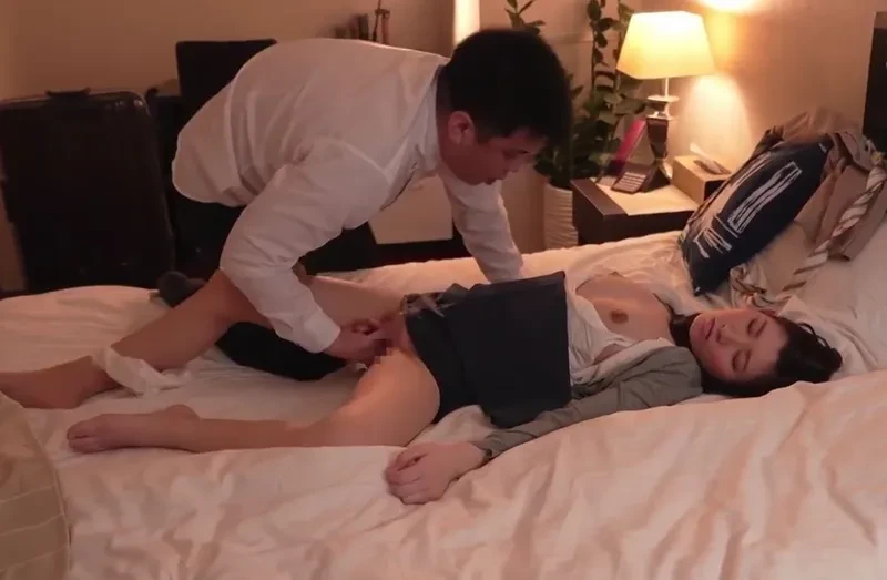 Poster of Biết em thư ký sắp kết hôn, sếp chuốc thuốc mê đụ cô nàng cả đêm trong chuyến công tác